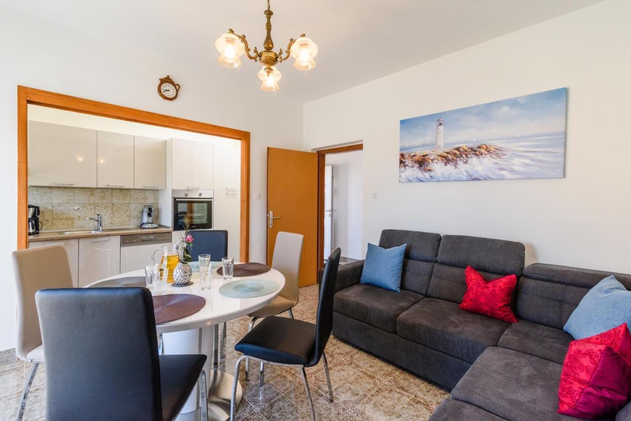 Apartments With A Parking Space Kastel Kambelovac, Kastela - 15480 Luaran gambar