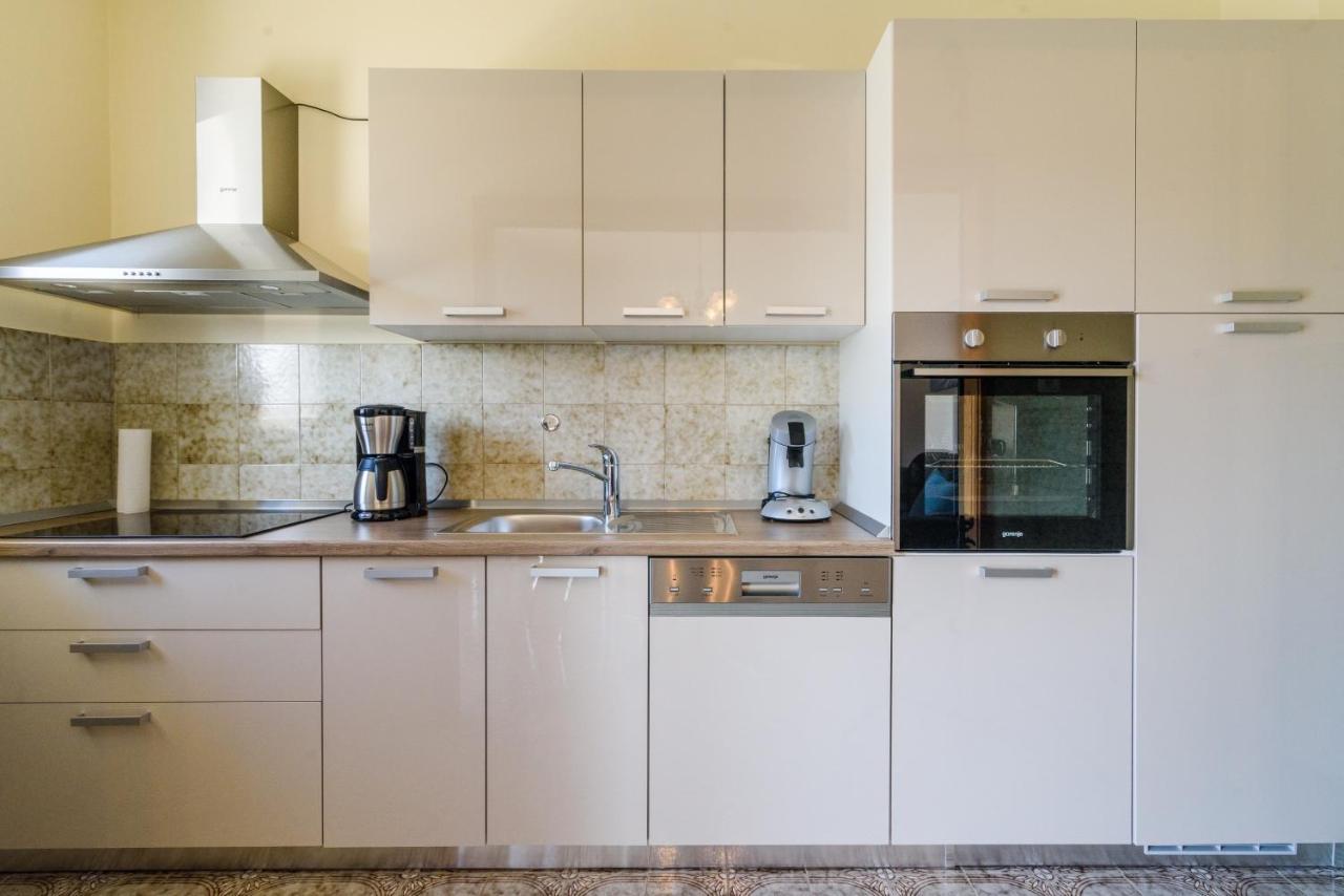 Apartments With A Parking Space Kastel Kambelovac, Kastela - 15480 Luaran gambar