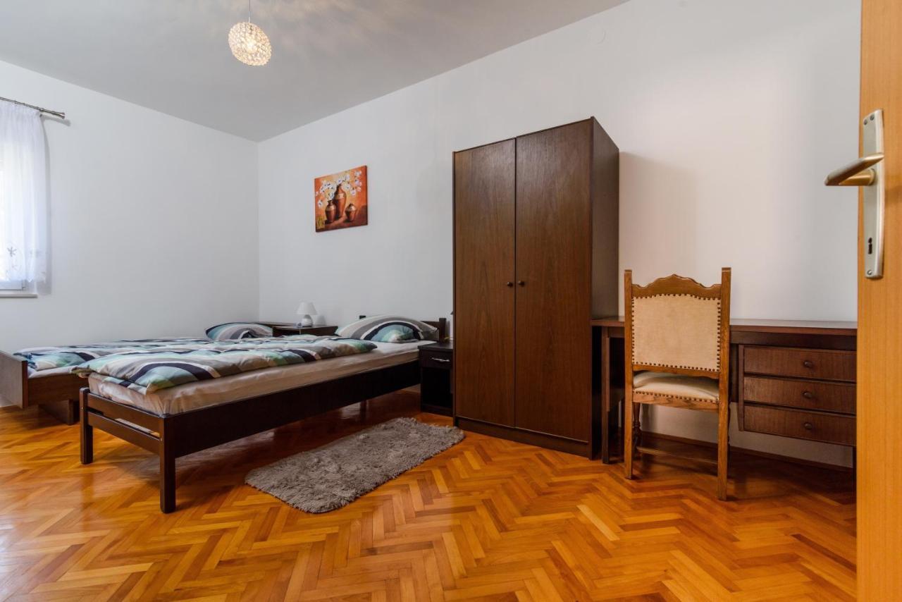 Apartments With A Parking Space Kastel Kambelovac, Kastela - 15480 Luaran gambar